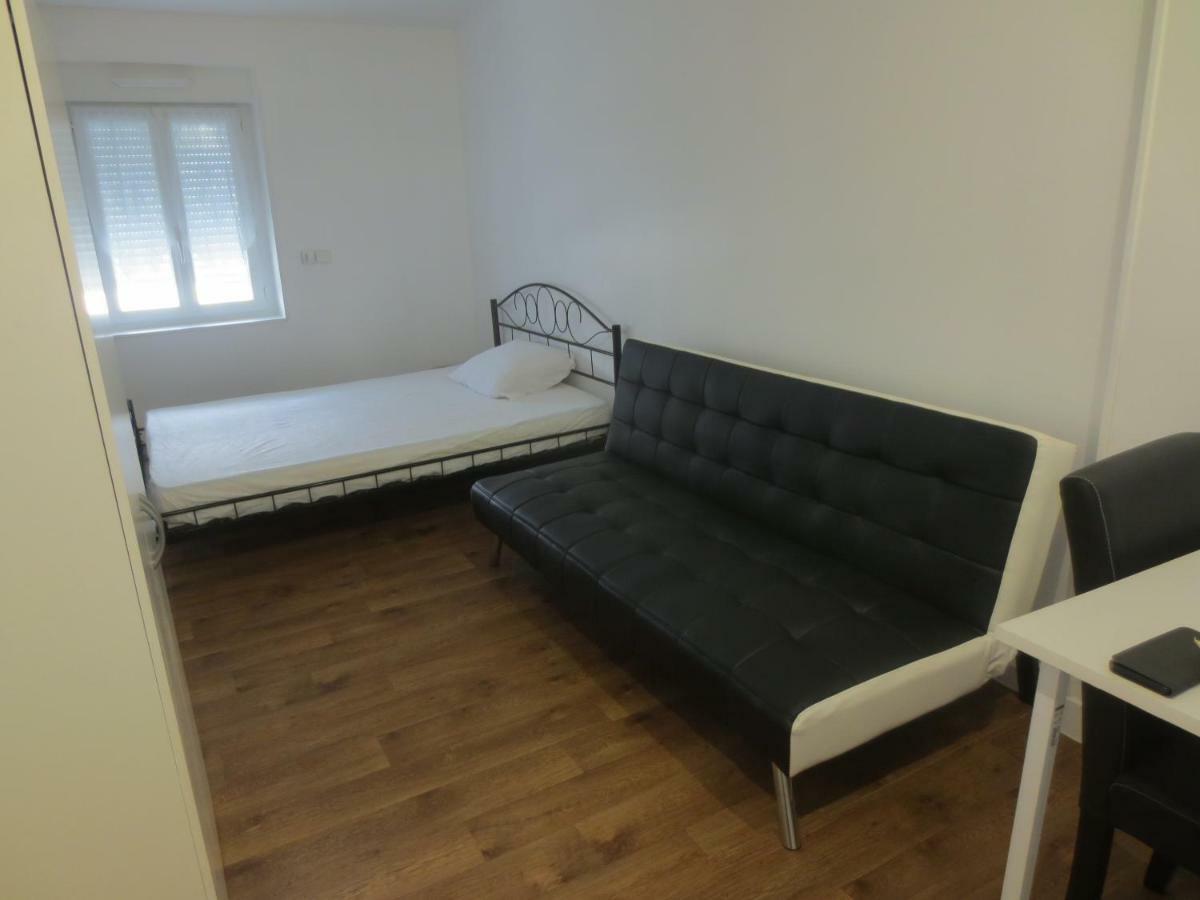 Appartements Et Studios Meubles Au Centre Ville D'Ouzouer Sur Loire Ngoại thất bức ảnh